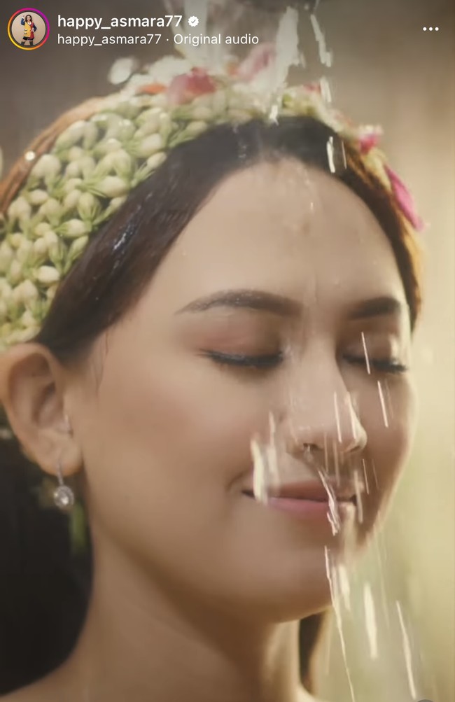 Aura bahagianya terpancar selama prosesi siraman. Terdengar pula lantunan gamelan Jawa dalam video unggahannya. Foto: dok. Instagram @happy_asmara77