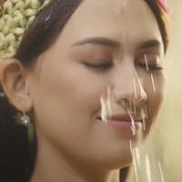 Aura bahagianya terpancar selama prosesi siraman. Terdengar pula lantunan gamelan Jawa dalam video unggahannya. Foto: dok. Instagram @happy_asmara77