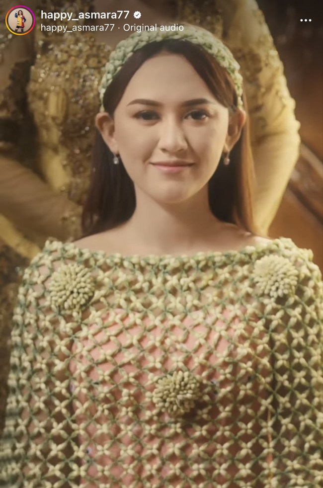 Setelah membuat penggemar penasaran, penyanyi yang populer dengan lagu Tak Ikhlasno itu akhirnya memperlihatkan proses siraman dalam video yang diunggah di Instagram pada Rabu (12/10/2022). Foto: dok. Instagram @happy_asmara77