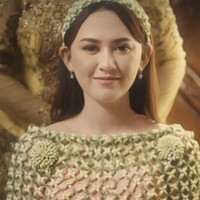 Setelah membuat penggemar penasaran, penyanyi yang populer dengan lagu Tak Ikhlasno itu akhirnya memperlihatkan proses siraman dalam video yang diunggah di Instagram pada Rabu (12/10/2022). Foto: dok. Instagram @happy_asmara77