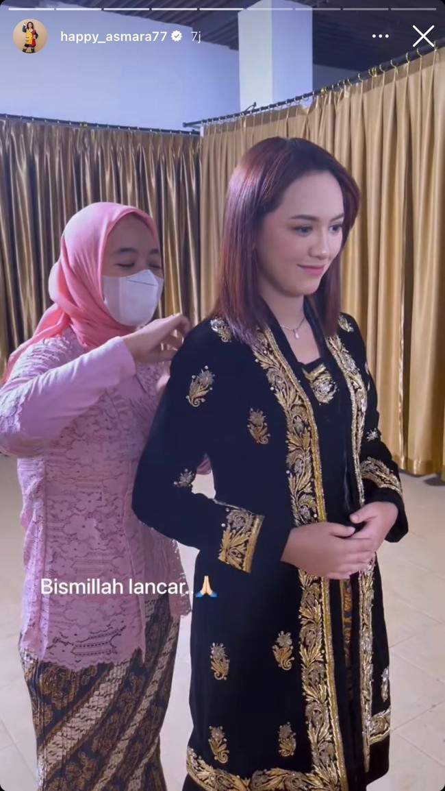 Pedangdut Happy Asmara mengejutkan penggemar dengan unggahan Instagram Story-nya pada Kamis (6/10/2022). Dia tampak melakukan fitting baju pengantin Jawa dan menulis caption, “Bismillah lancar.” Foto: dok. Instagram @happy_asmara77