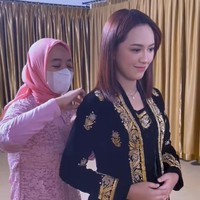 Pedangdut Happy Asmara mengejutkan penggemar dengan unggahan Instagram Story-nya pada Kamis (6/10/2022). Dia tampak melakukan fitting baju pengantin Jawa dan menulis caption, “Bismillah lancar.” Foto: dok. Instagram @happy_asmara77