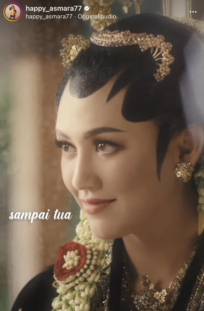 Dalam video tersebut, Happy Asmara mengenang momen bersama pria yang tidak memberikan kejelasan selama dua tahun. Namun keduanya bertemu kembali dan akhirnya bersanding di pelaminan. Foto: dok. Instagram @happy_asmara77