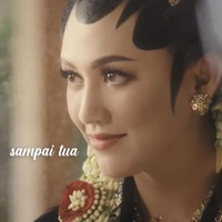 Dalam video tersebut, Happy Asmara mengenang momen bersama pria yang tidak memberikan kejelasan selama dua tahun. Namun keduanya bertemu kembali dan akhirnya bersanding di pelaminan. Foto: dok. Instagram @happy_asmara77