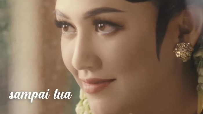 Happy Asmara jadi pengantin