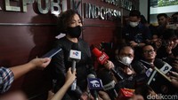Tadi kami sudah menemui Komnas HAM, kami tadi ditanya atau di-explore mengenai jadwal pertandingan kemudian yang kedua adalah tentang penalti, kata Direktur Programing Indosiar Harsiwi Achmad kepada wartawan di Komnas HAM, Menteng, Jakarta Pusat, Kamis (13/10/2022).