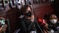 Dia mengatakan broadcaster hanyalah penayang pertandingan tersebut. Dia menyebut mengenai penyelenggaraan, perizinan, hingga hubungannya dengan panpel bukanlah wewenang broadcaster.