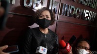 Direktur Programming Surya Citra Media (SCM) Harsiwi Achmad selaku pihak penyelenggara siaran pertandingan Arema lawan Persebaya memberi keterangan pers di Kantor Komnas HAM, Jakarta, Kamis (13/10/2022).