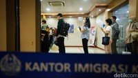Beberapa warga sedang mengantre membuat paspor. Sebelumnya, paspor hanya berlaku selama lima tahun. Perpanjangan masa berlaku paspor menjadi 10 tahun itu sesuai dengan peraturan dari Kementerian Hukum dan HAM (Kemenkumham) yang diundangkan pada 29 September 2022.