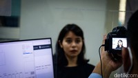 Petugas Imigrasi melakukan perekaman data pemohon.
