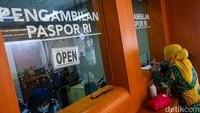 Masyarakat masih akan membayar biaya yang sama dengan sebelumnya, yaitu Rp 350 ribu untuk paspor biasa nonelektronik dan Rp 650 ribu untuk paspor biasa elektronik.