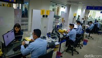 Petugas melayani permohonan pembuatan paspor di Kantor Imigrasi Kelas 1 Khusus Non TPI, Jakarta Selatan. Kantor Imigrasi Jakarta Selatan beroperasi hingga pukul 15.00 WIB. Terpantau ada sejumlah warga yang mengajukan permohonan paspor baru. 