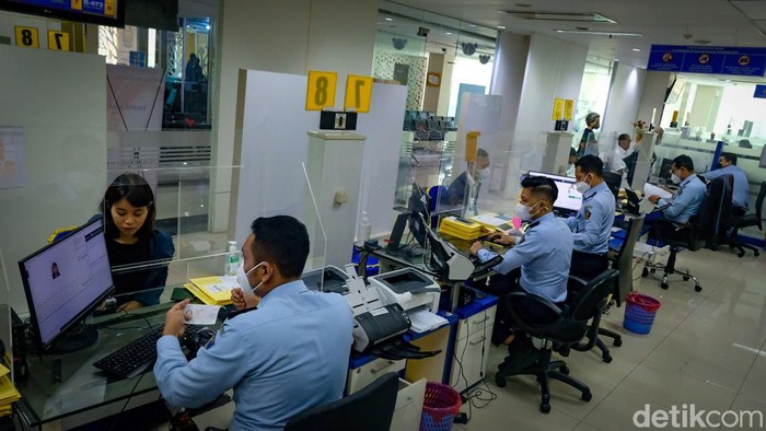 Masa berlaku paspor baru diperpanjang dari 5 tahun menjadi 10 tahun. Seperti apa suasana permohonan membuat paspor di kantor Imigrasi terkini?
