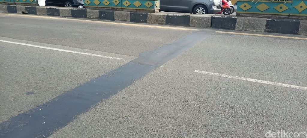 Jalan rusak di flyover Ciputat telah diperbaiki