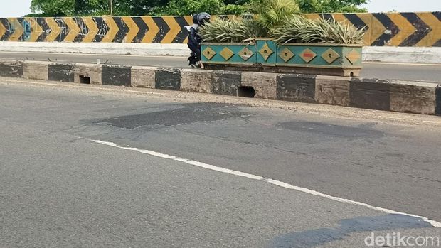 Jalan rusak di flyover Ciputat telah diperbaiki