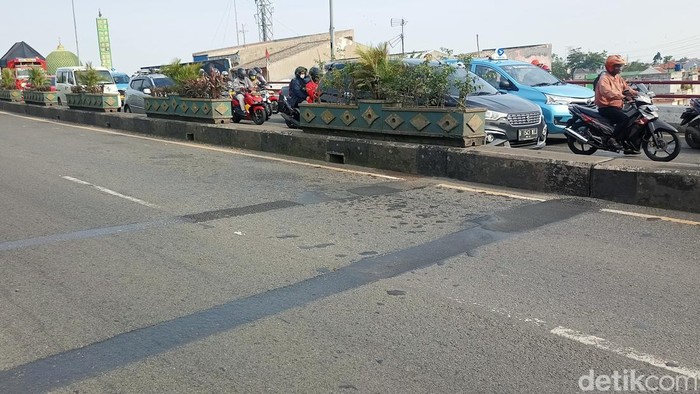 Jalan rusak di flyover Ciputat telah diperbaiki