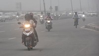 Kendaraan melintas dalam kabut asap di Jalan Raya Nasional Dwarka, New Delhi, India, Rabu (12/10/2022) waktu setempat.  