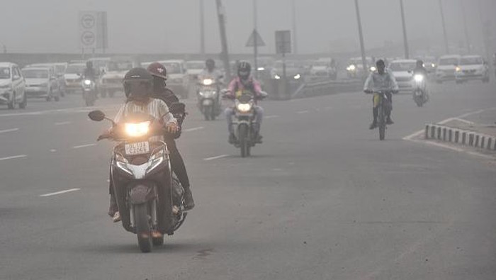 GURUGRAM, INDIA - OCTOBER 12: Vehicles move in heavy morning fog on the NH-48 Expressway on October 12, 2022 in Gurugram, India. Delhi NCR witnessed light fog on Wednesday morning, with visibility falling to as low as 350 metres in parts of the city. The fog resulted in the Capitals AQI dropping to a reading 144 (moderate). (Photo by Vipin Kumar/Hindustan Times via Getty Images)