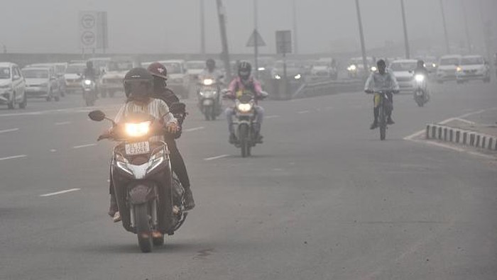 Kabut Asap Selimuti Daratan India, Jarak Pandang Terbatas GURUGRAM, INDIA - OCTOBER 12: Vehicles move in heavy morning fog on the NH-48 Expressway on October 12, 2022 in Gurugram, India. Delhi NCR witnessed light fog on Wednesday morning, with visibility falling to as low as 350 metres in parts of the city. The fog resulted in the Capitals AQI dropping to a reading 144 (moderate). (Photo by Vipin Kumar/Hindustan Times via Getty Images)