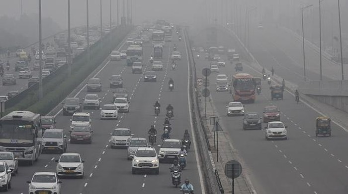 Kabut Asap Selimuti Daratan India, Jarak Pandang Terbatas GURUGRAM, INDIA - OCTOBER 12: Vehicles move in heavy morning fog on the NH-48 Expressway on October 12, 2022 in Gurugram, India. Delhi NCR witnessed light fog on Wednesday morning, with visibility falling to as low as 350 metres in parts of the city. The fog resulted in the Capitals AQI dropping to a reading 144 (moderate). (Photo by Vipin Kumar/Hindustan Times via Getty Images)