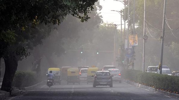 GURUGRAM, INDIA - OCTOBER 12: Vehicles move in heavy morning fog on the NH-48 Expressway on October 12, 2022 in Gurugram, India. Delhi NCR witnessed light fog on Wednesday morning, with visibility falling to as low as 350 metres in parts of the city. The fog resulted in the Capitals AQI dropping to a reading 144 (moderate). (Photo by Vipin Kumar/Hindustan Times via Getty Images)