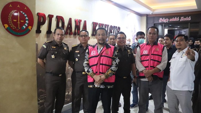 Kadishub Makassar Iman Hud jadi tersangka korupsi honorarium Satpol PP ditahan Kejati Sulsel. (dok. Istimewa)
