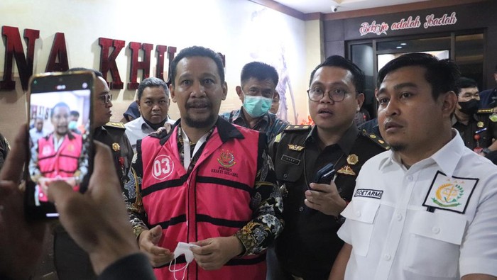 Kadishub Makassar Iman Hud jadi tersangka korupsi honorarium Satpol PP ditahan Kejati Sulsel. (dok. Istimewa)