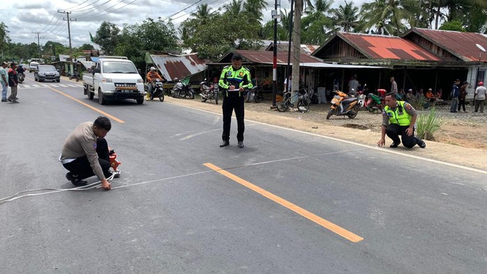 Mobil dinas TNI Kodim 1002 menabrak tiga orang warga hingga tewas di Kabupaten Hulu Sungai Tengah (HST), Kalimantan Selatan (Kalsel).