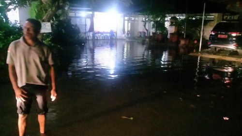 Kantor Komisi Pemilihan Umum (KPU) Jembrana, Bali, terendam banjir, Kamis (13/10/2022).