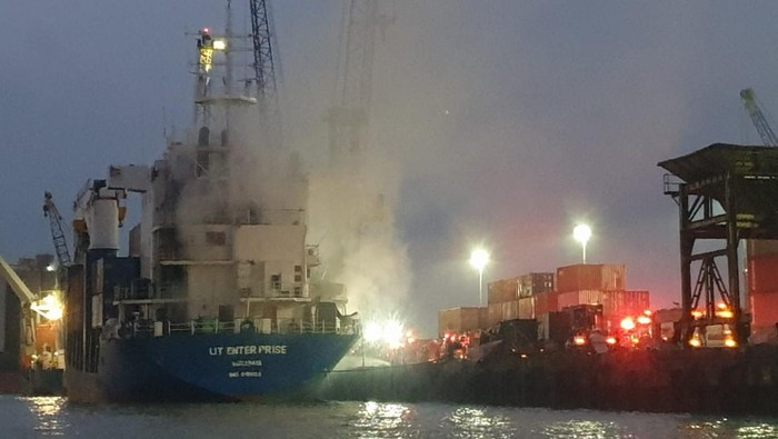 kapal terbakar di pelabuhan tanjung perak