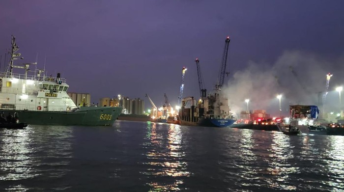 kapal terbakar di pelabuhan tanjung perak