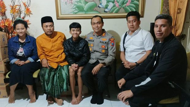Kapolres Malang AKBP Putu KHolis mengunjungi kediaman Raffi