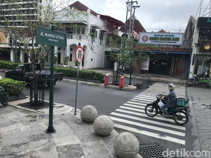 Kawasan Tugu Jogja saat hari tanpa bayangan, Kamis (13/10/2022) siang.