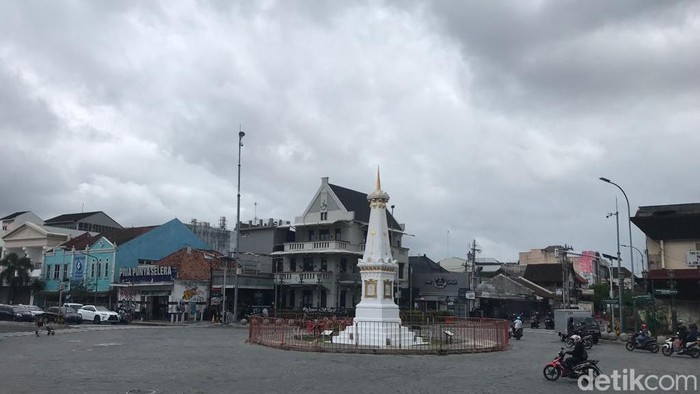 Kawasan Tugu Jogja saat hari tanpa bayangan, Kamis (13/10/2022) siang.