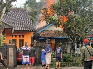 Api Hanguskan 3 Rumah Warga di Sukabumi