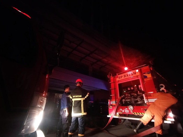 Petugas kebakaran tengah melakukan proses pemadaman api di Pollux Habibie.Foto: Alamudin/detikSumut
