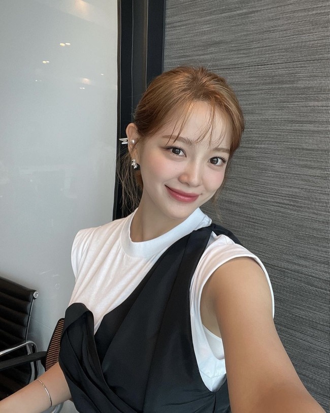 Kim Sejeong telah didapuk menjadi brand ambassador produk Jelly Indonesia, Realfood bersama Ahn Hyo Seop dan Chicco Jerikho. Ketiganya bahkan beradu akting dalam serial bertema office romance. Foto: dok. Instagram @clean_0828