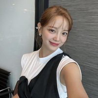 Kim Sejeong telah didapuk menjadi brand ambassador produk Jelly Indonesia, Realfood bersama Ahn Hyo Seop dan Chicco Jerikho. Ketiganya bahkan beradu akting dalam serial bertema office romance. Foto: dok. Instagram @clean_0828