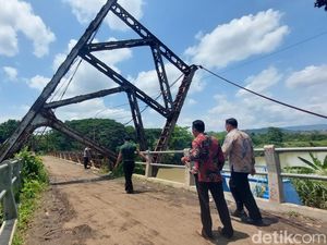 Ngeri! Gantungan Jembatan Juwero Kendal Miring Diterjang Banjir
