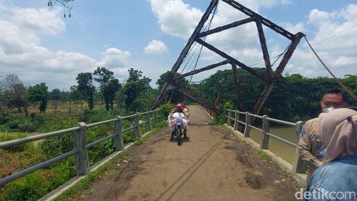 Kondisi gantungan Jembatan Juwero Kendal yang nyaris roboh, Kamis (13/10/2022). Kondisi gantungan Jembatan Juwero Kendal yang nyaris roboh, Kamis (13/10/2022).