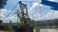 Sementara itu, Sekda Kendal Sugiono mengatakan telah mengirimkan tim survey DPUPR Kendal untuk melihat kondisi pondasi jembatan maupun kondisi pondasi penyangga gantungan jembatan. Foto: Saktyo Dimas R/detikJateng