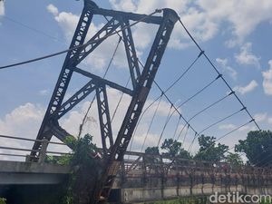 Potret Ngeri Gantungan Jembatan Juwero Kendal Miring Diterjang Banjir