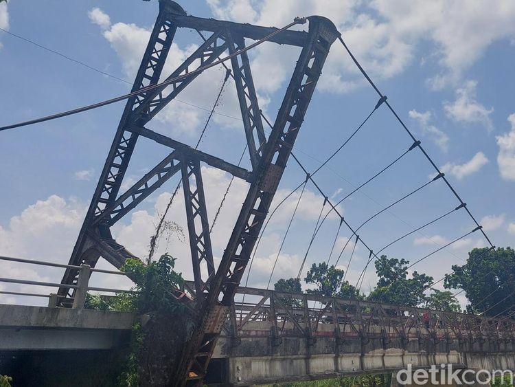 Potret Ngeri Gantungan Jembatan Juwero Kendal Miring Diterjang Banjir