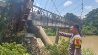 Kemiringan gantungan hampir roboh ini sudah bergeser sekitar 45 derajat sehingga warga melintasi jembatan tersebut ketakutan. Foto: Saktyo Dimas R/detikJateng