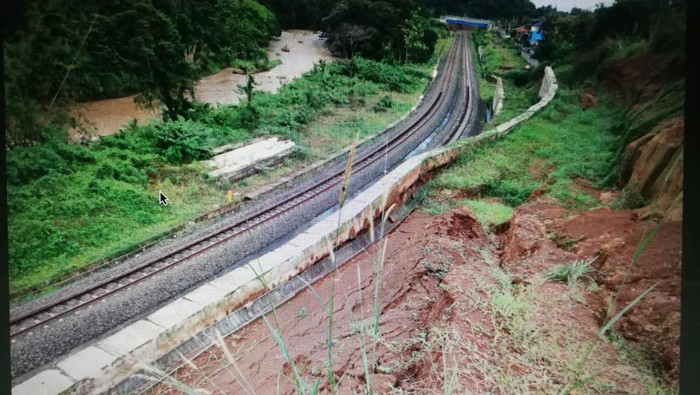 Kondisi tanah bergerak diikuti retakan pada tembok penahan tanah terjadi di dekat rel kereta api Bogor-Sukabumi antara Stasiun Batutulis dan Stasiun Maseng. (Foto: Repro)