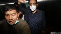 Lesti Kejora menggunakan baju muslim dan hijab coklat hanya terdiam. Foto: Palevi/detikHOT