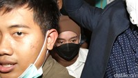 Lesti Kejora tiba di Polres Jakarta Selatan sesaat setelah Rizky Billar dirilis sebagai tersangka KDRT. Foto: Palevi/detikHOT