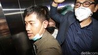 Rizky Billar berujar Lesti Kejora akan cabut laporan. Hal ini diperkuat dengan kedatangan Lesti Kejora ke kantor polisi. Foto: Palevi/detikHOT