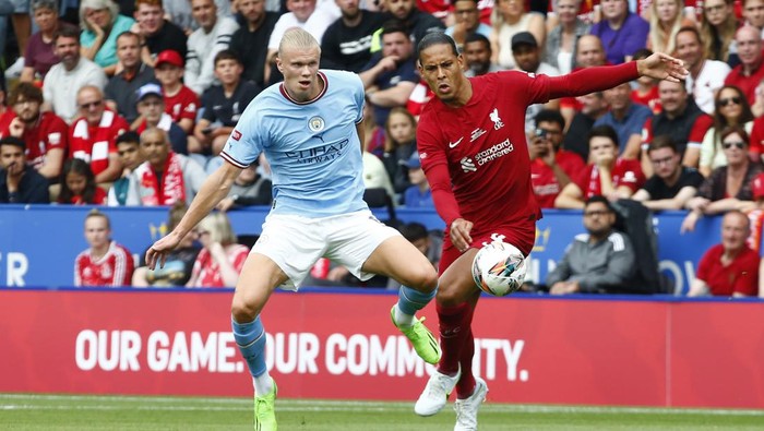Leicester, United Kingdom - JULY 30 : Manchester Citys Erling Haaland and Liverpools Virgil van Dijk during The FA Community Shield match between Manchester City against Liverpool at King Power Stadium, on 30th July , 2022 at Leicester, United Kingdom.   (Photo by Kieran Galvin/DeFodi Images via Getty Images)