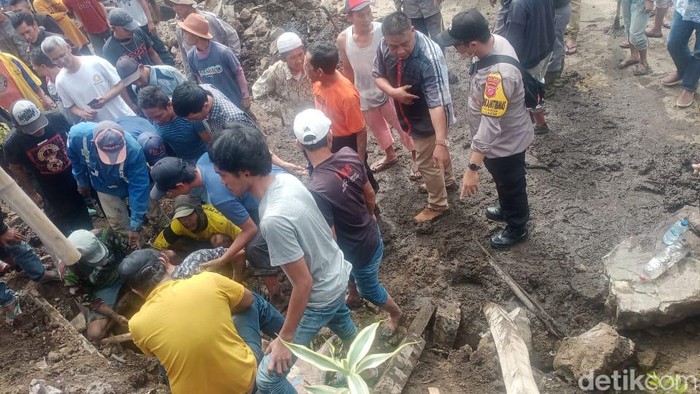 Longsor yang menimpa pekerja proyek di Bandung Barat.